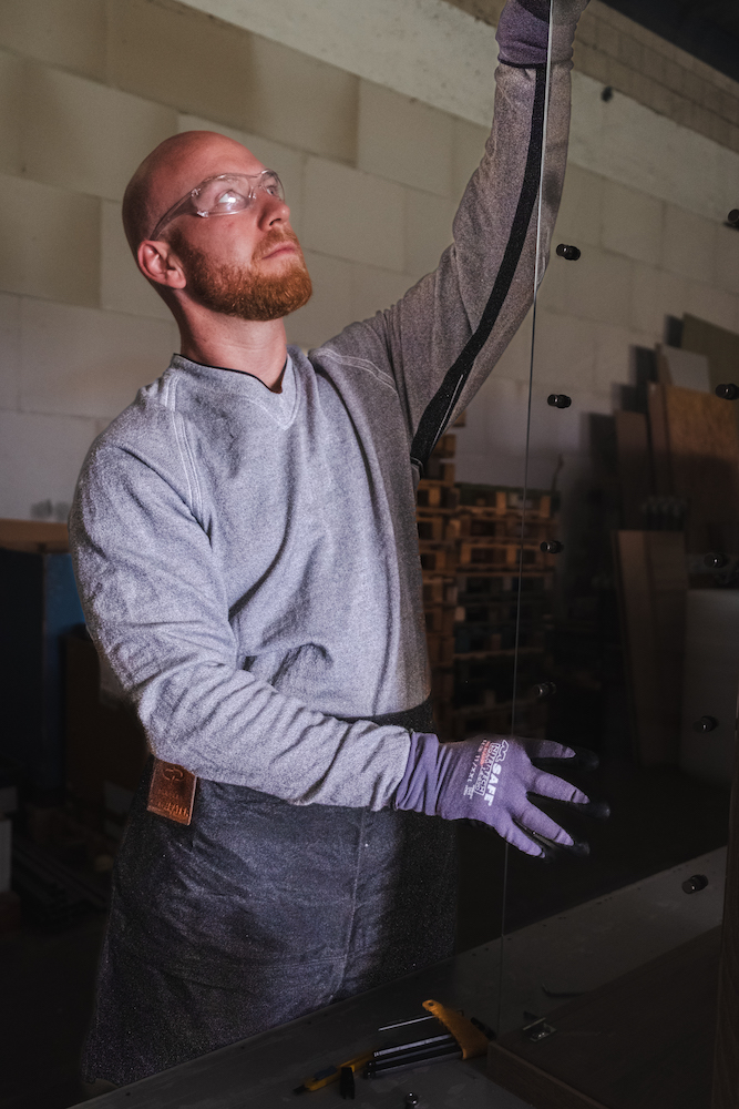3564 Sweatshirt-worn by man handling glass-PPE Factory-Fotografie Broodkruimel_Creations