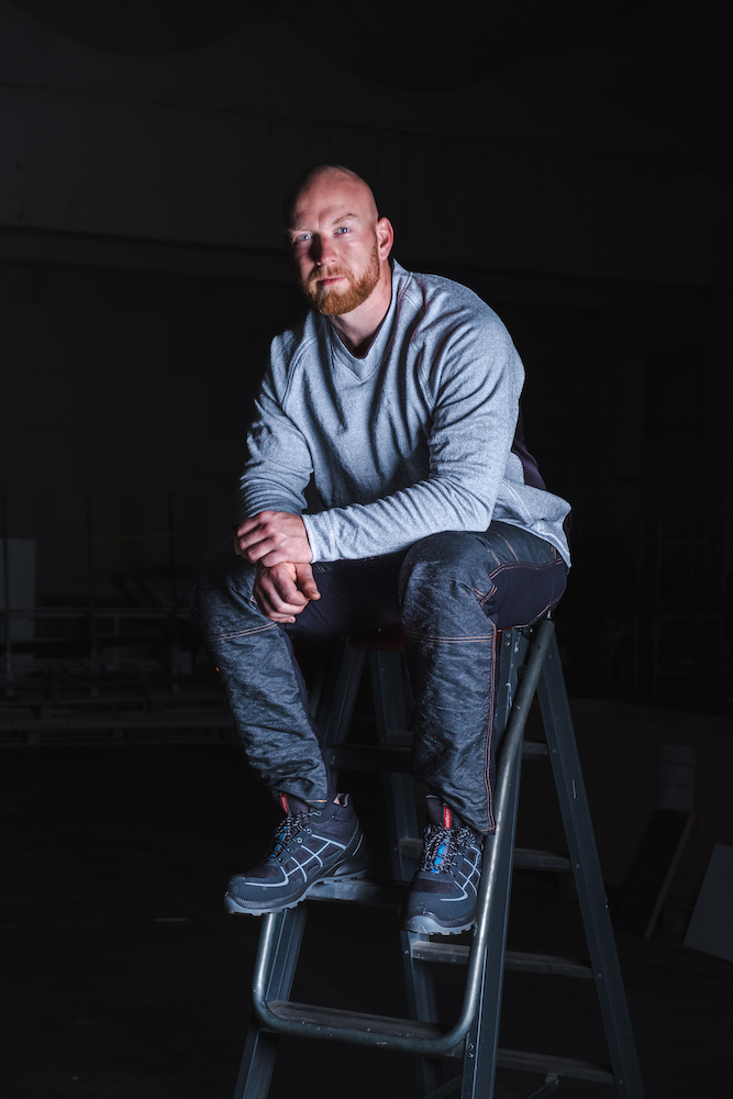 Man wearing cut resistant trousers with grey sweater from PPE Factory- photography by Broodkruimel_Creations