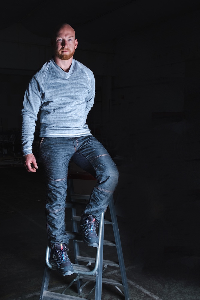 Man wearing cut resistant trousers 6002 with grey sweater from PPE Factory- photography by Broodkruimel_Creations